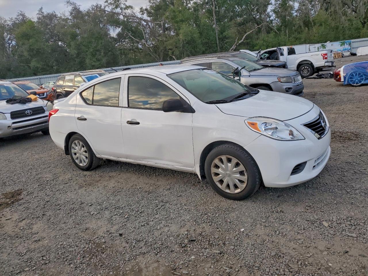 2014 NISSAN VERSA S photo 4