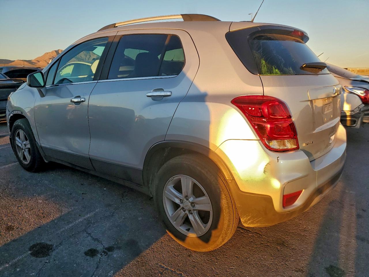2019 CHEVROLET TRAX 1LT photo 2