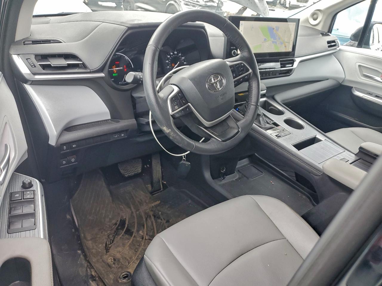 2025 TOYOTA SIENNA XLE photo 15