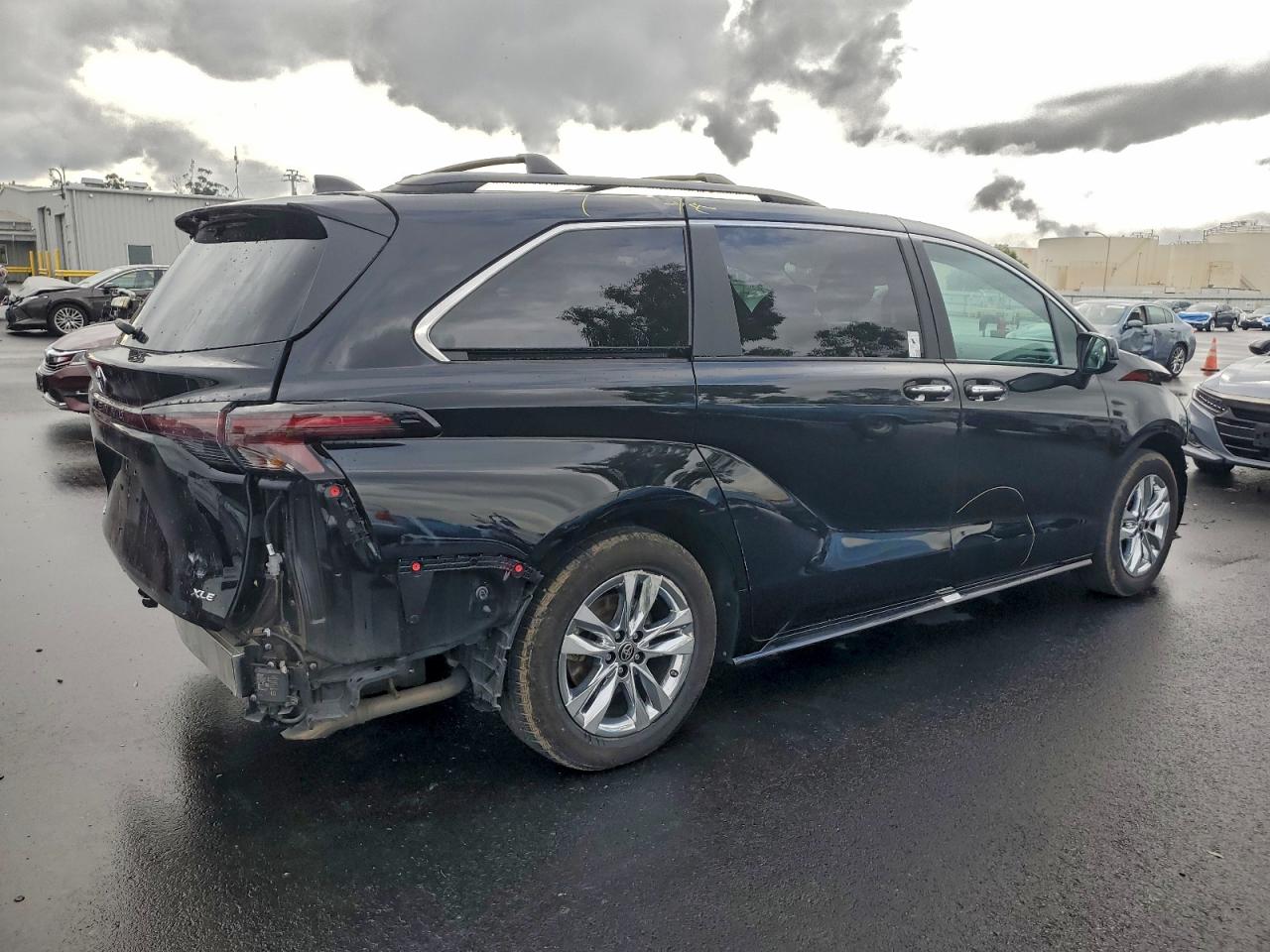 2025 TOYOTA SIENNA XLE photo 5