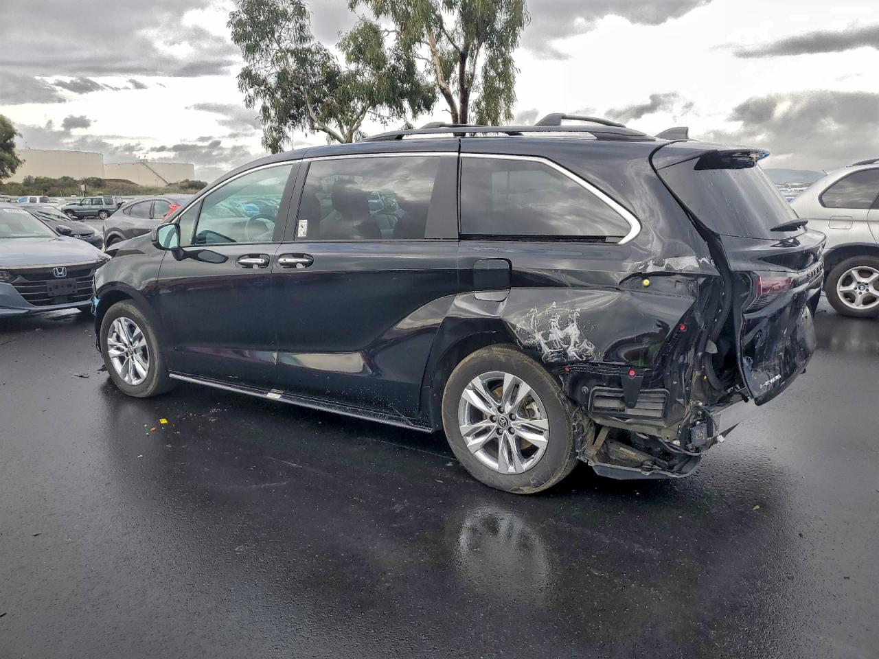 2025 TOYOTA SIENNA XLE photo 3