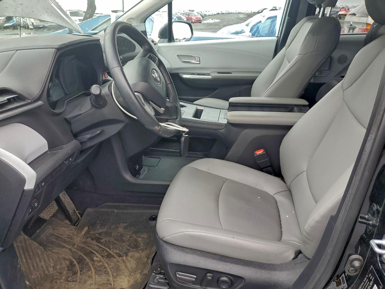 2025 TOYOTA SIENNA XLE photo 13