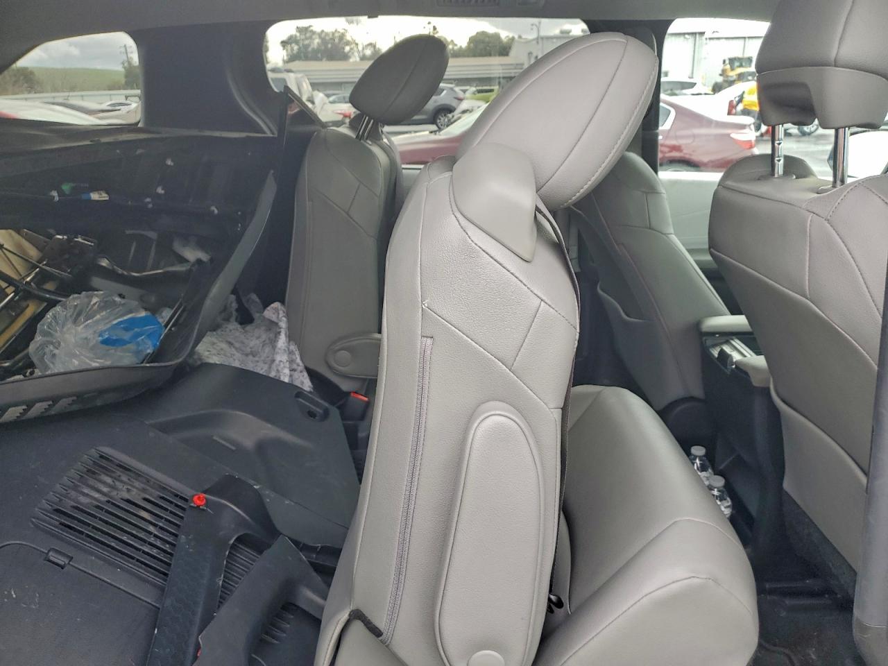 2025 TOYOTA SIENNA XLE photo 21