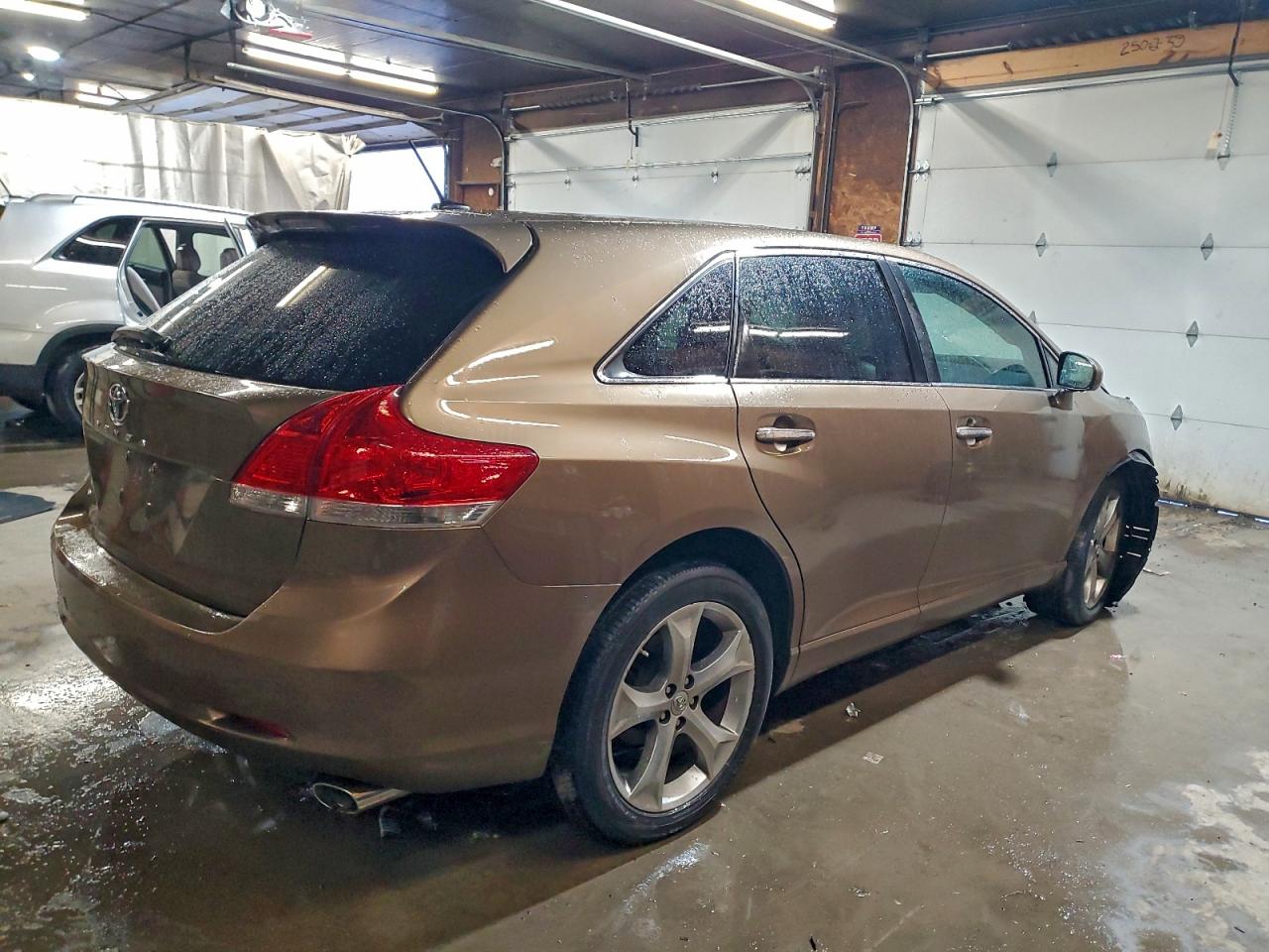 2011 TOYOTA VENZA photo 3