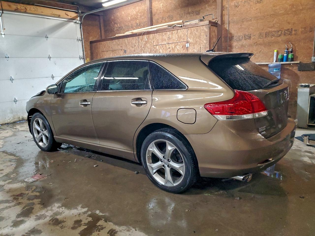2011 TOYOTA VENZA photo 2