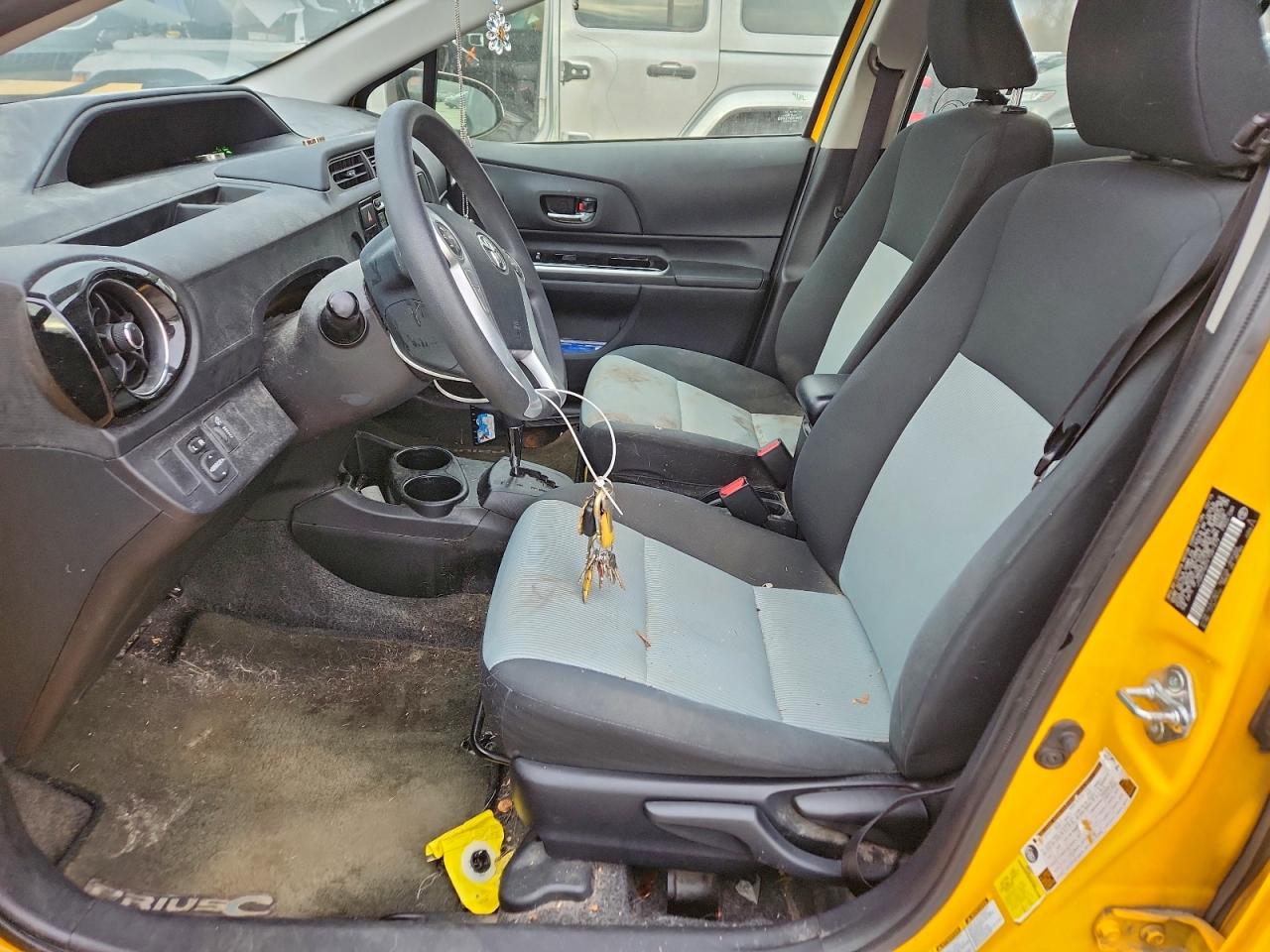 2015 TOYOTA PRIUS C TWO photo 19