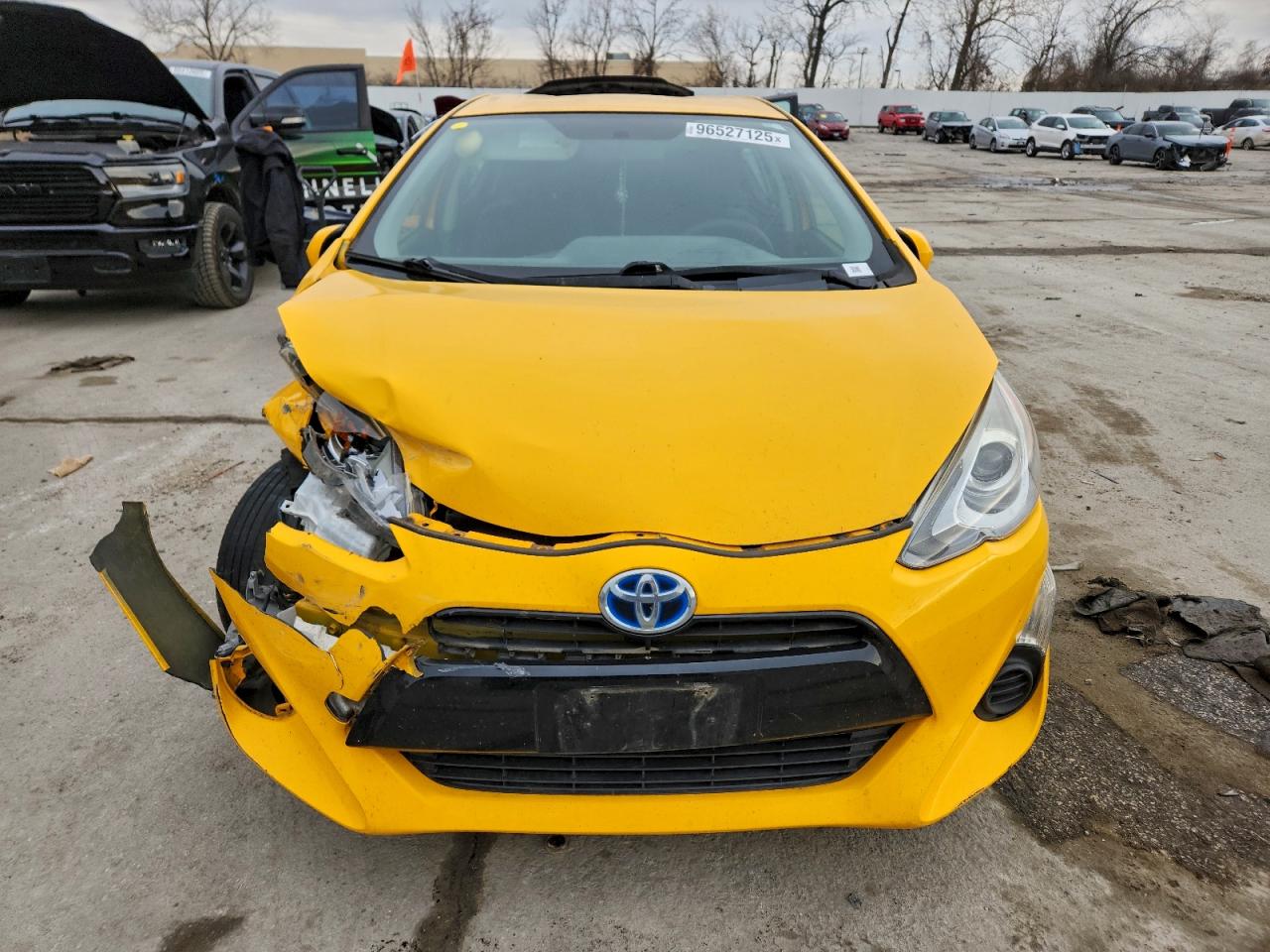 2015 TOYOTA PRIUS C TWO photo 13