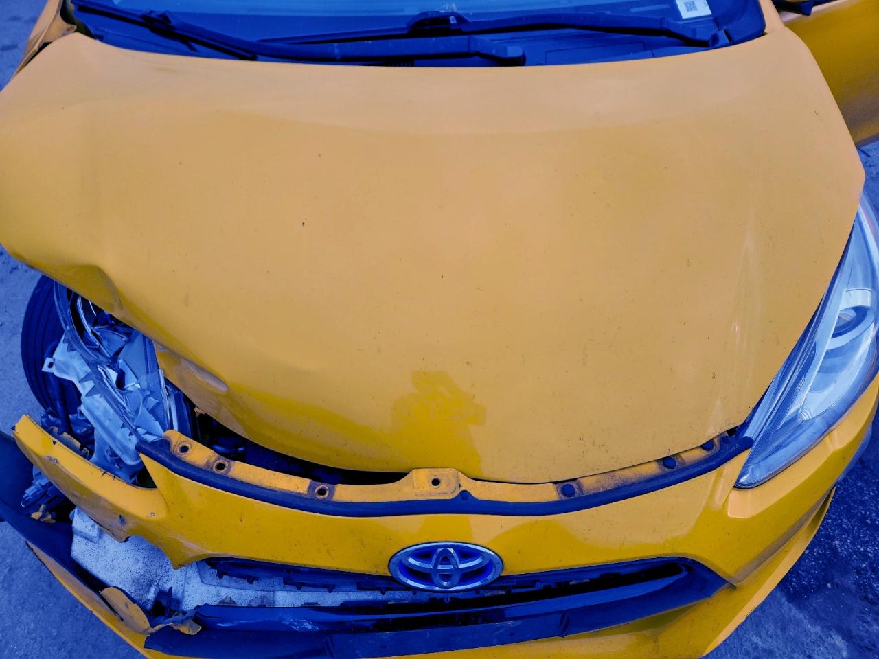 2015 TOYOTA PRIUS C TWO photo 31