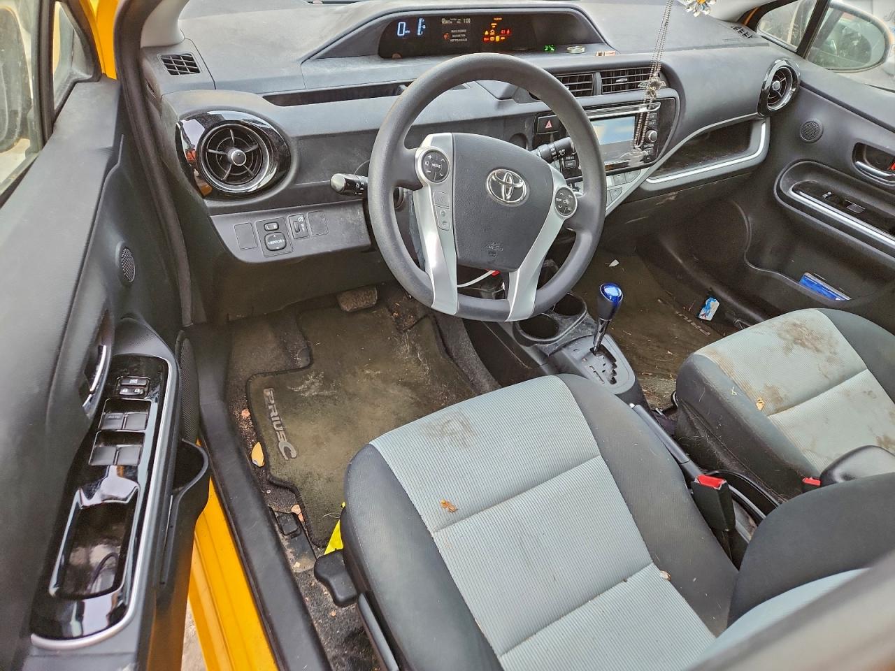 2015 TOYOTA PRIUS C TWO photo 22