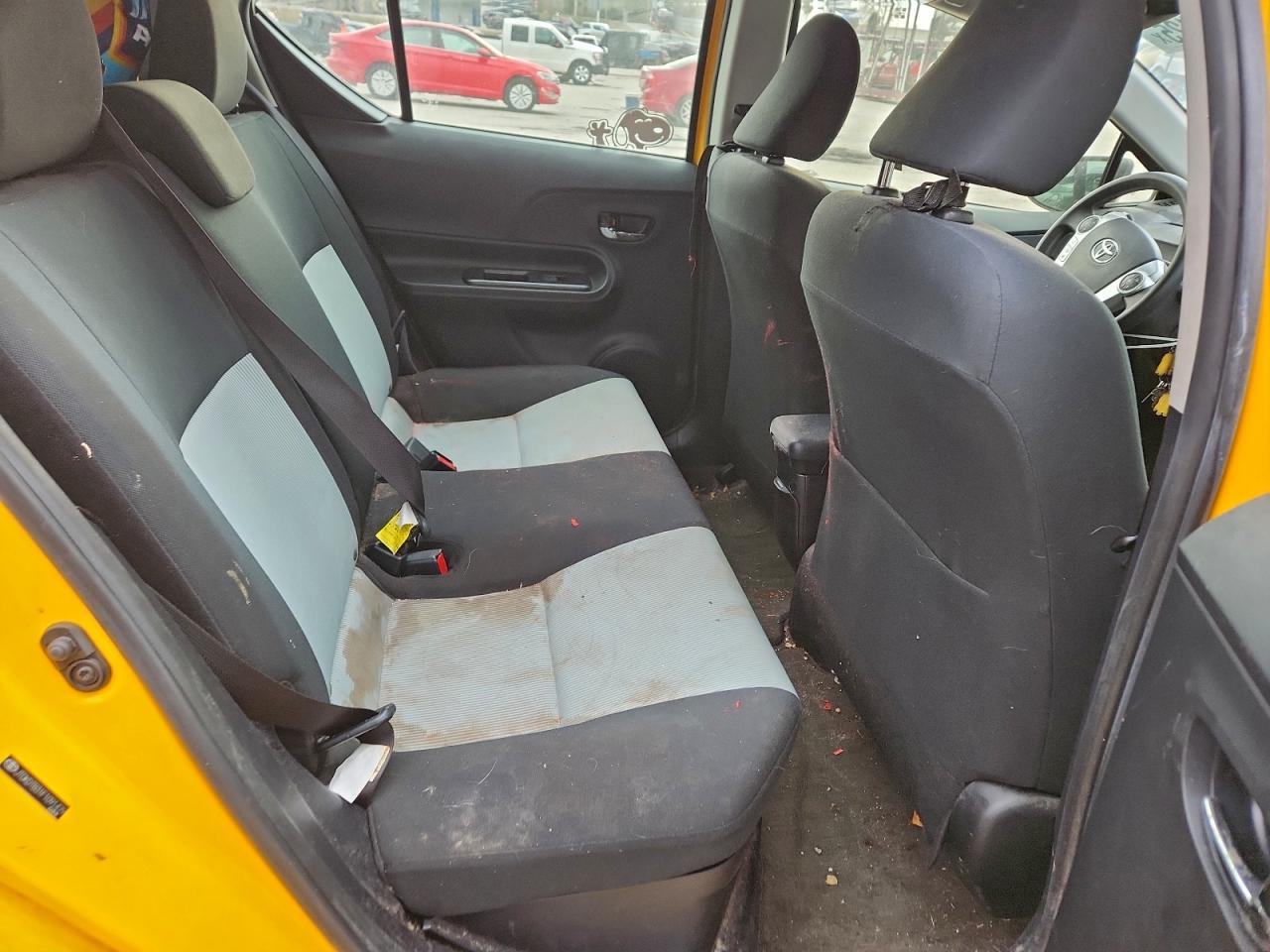 2015 TOYOTA PRIUS C TWO photo 28