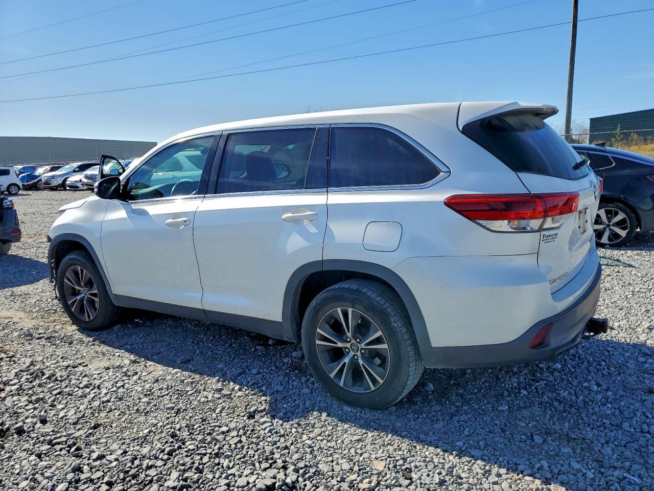 2019 TOYOTA HIGHLANDER LE photo 4