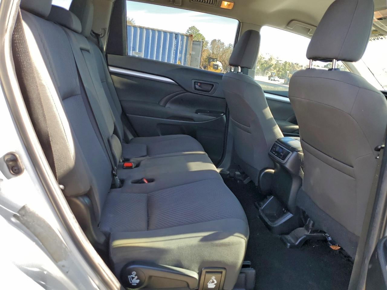 2019 TOYOTA HIGHLANDER LE photo 31