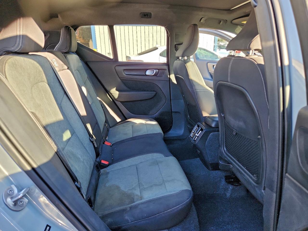 2024 VOLVO XC40 CORE photo 11