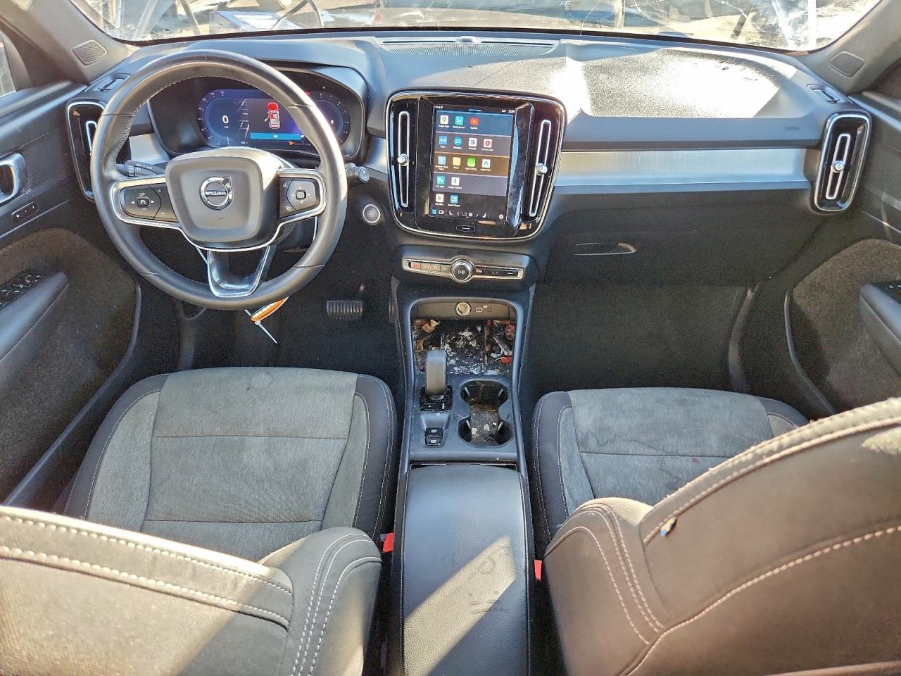 2024 VOLVO XC40 CORE photo 8
