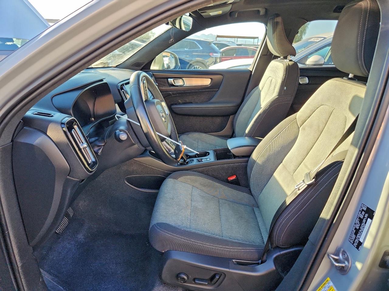 2024 VOLVO XC40 CORE photo 7