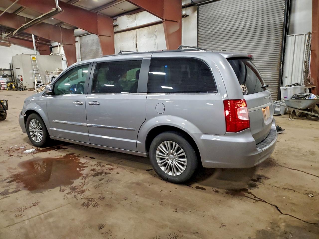 2015 CHRYSLER TOWN & COUNTRY TOURING L photo 2