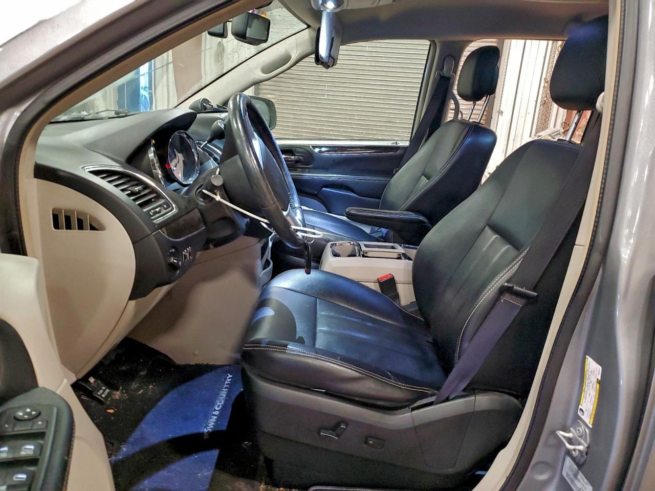 2015 CHRYSLER TOWN & COUNTRY TOURING L photo 7