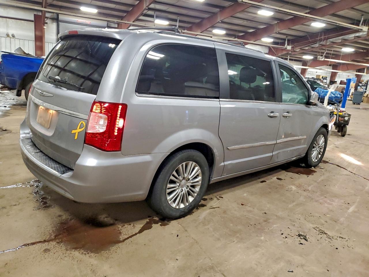 2015 CHRYSLER TOWN & COUNTRY TOURING L photo 3