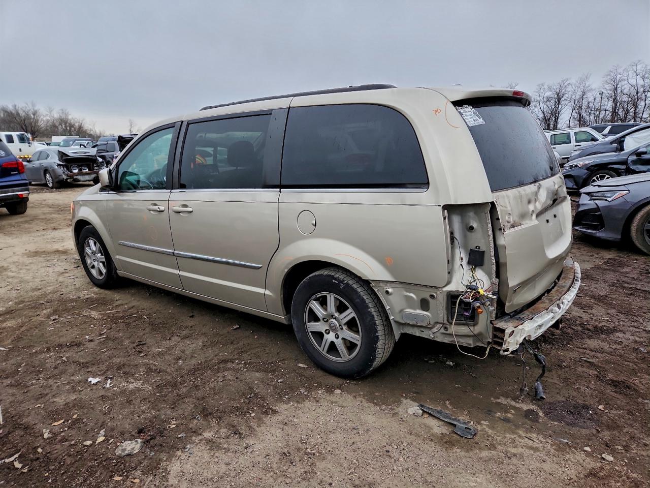 2013 CHRYSLER TOWN & COUNTRY TOURING photo 3