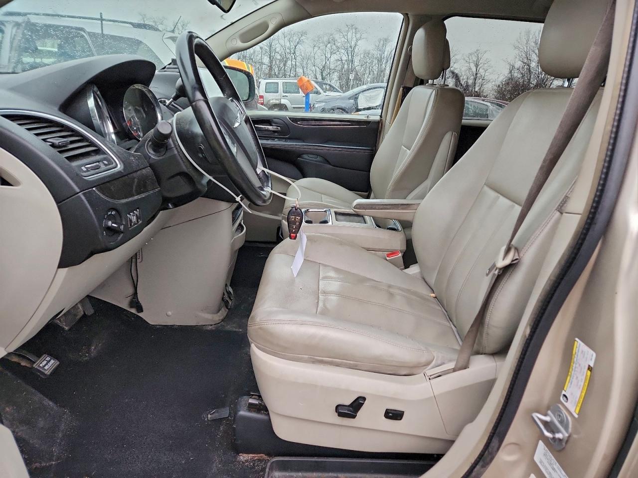 2013 CHRYSLER TOWN & COUNTRY TOURING photo 13