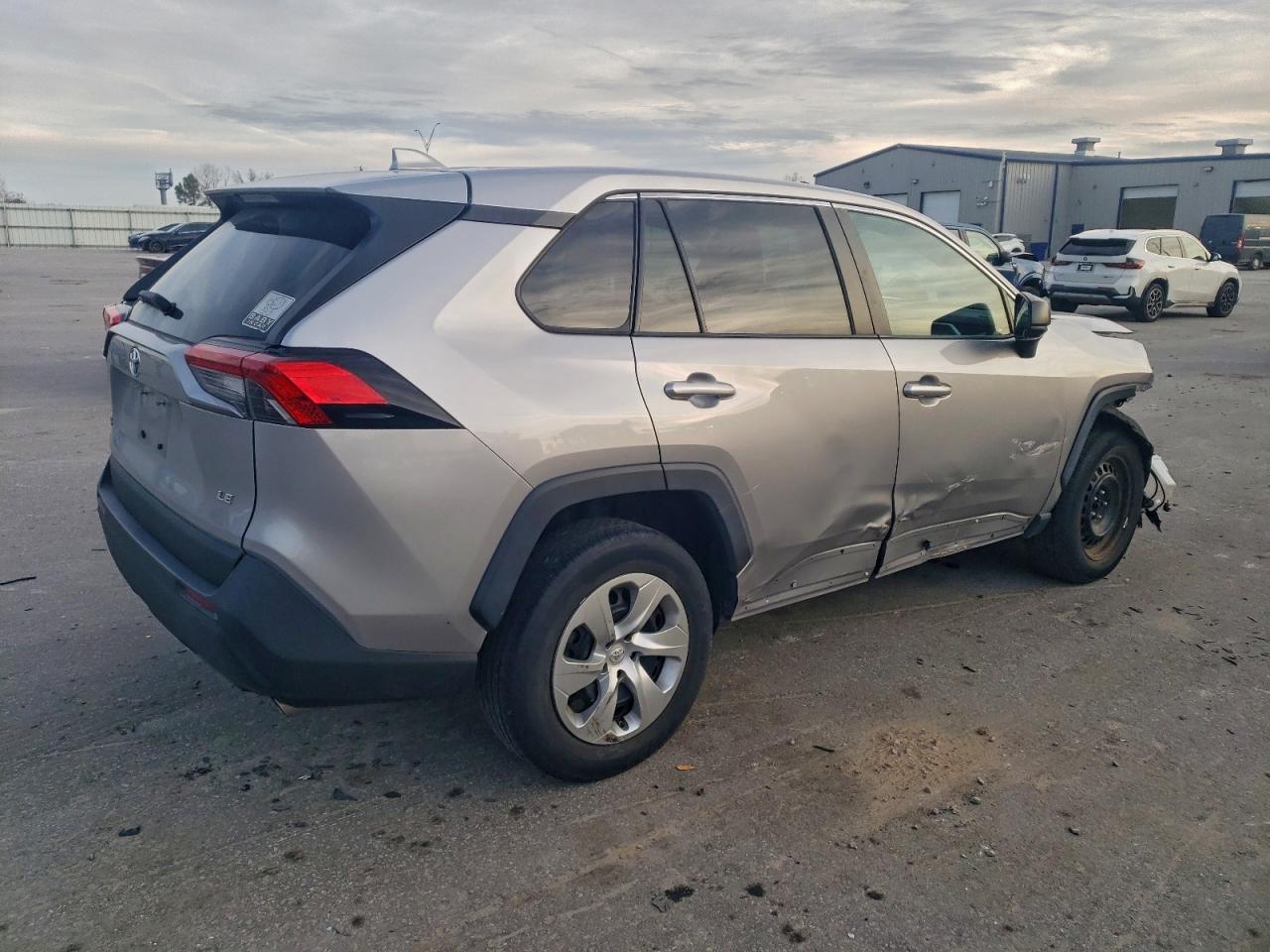2022 TOYOTA RAV4 LE photo 3