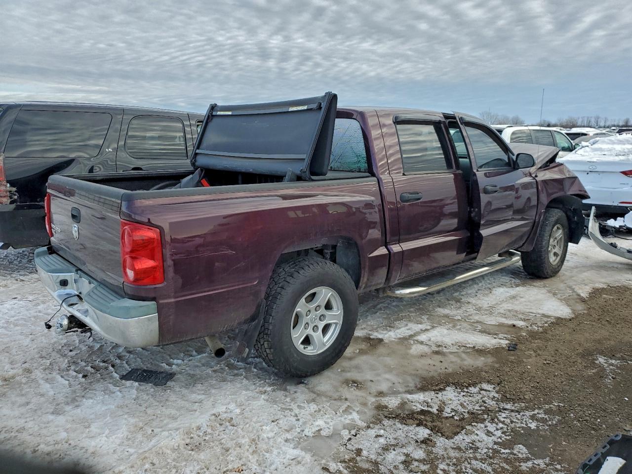 2005 DODGE DAKOTA QUAD SLT photo 3