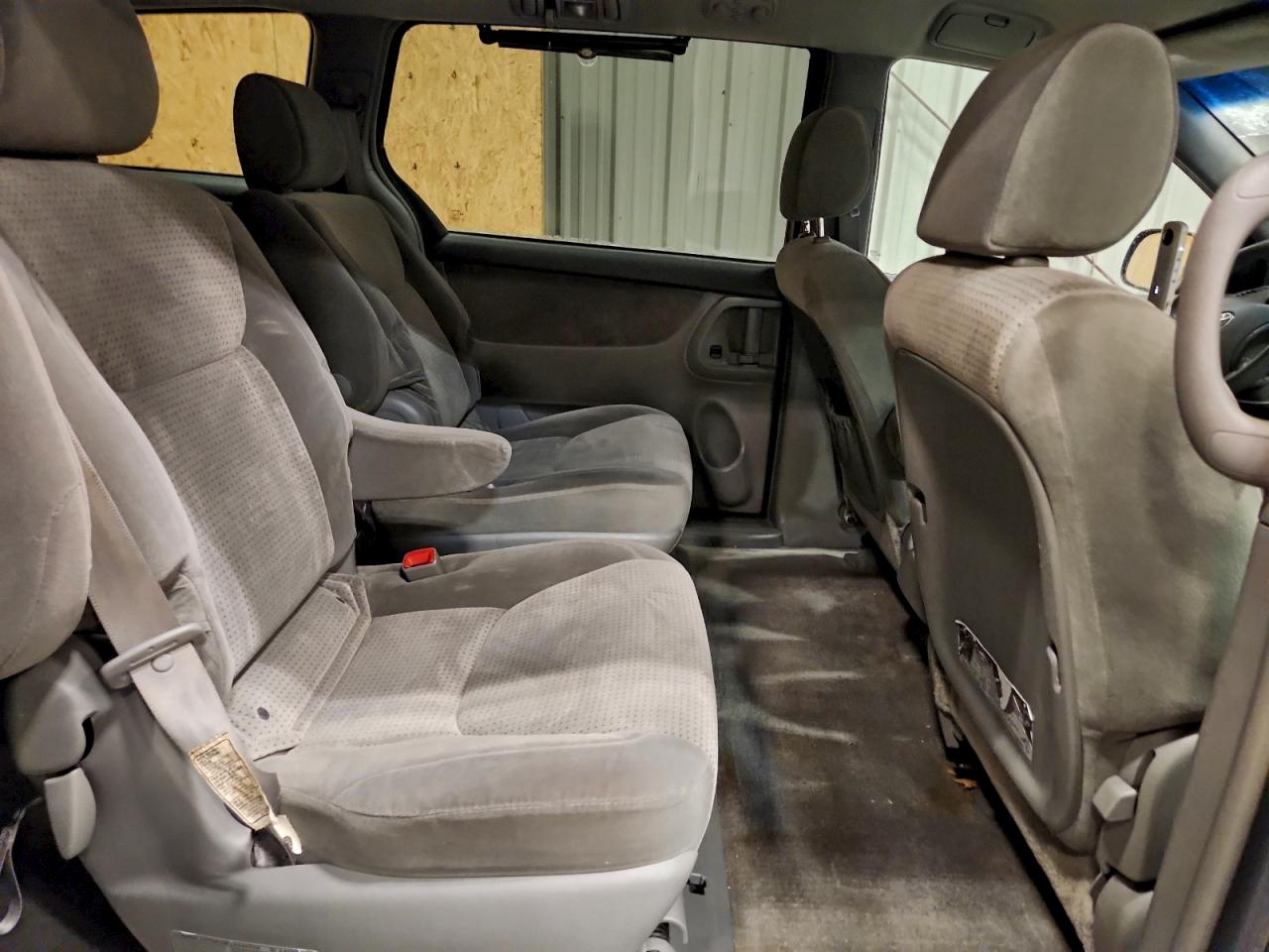 2007 TOYOTA SIENNA CE photo 11
