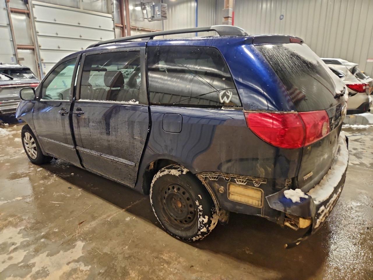 2007 TOYOTA SIENNA CE photo 2