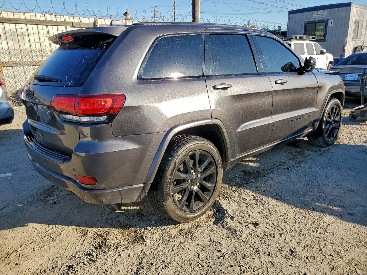 2019 JEEP GRAND CHEROKEE LAREDO photo 3