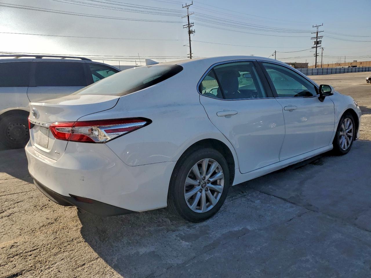 2020 TOYOTA CAMRY LE photo 5