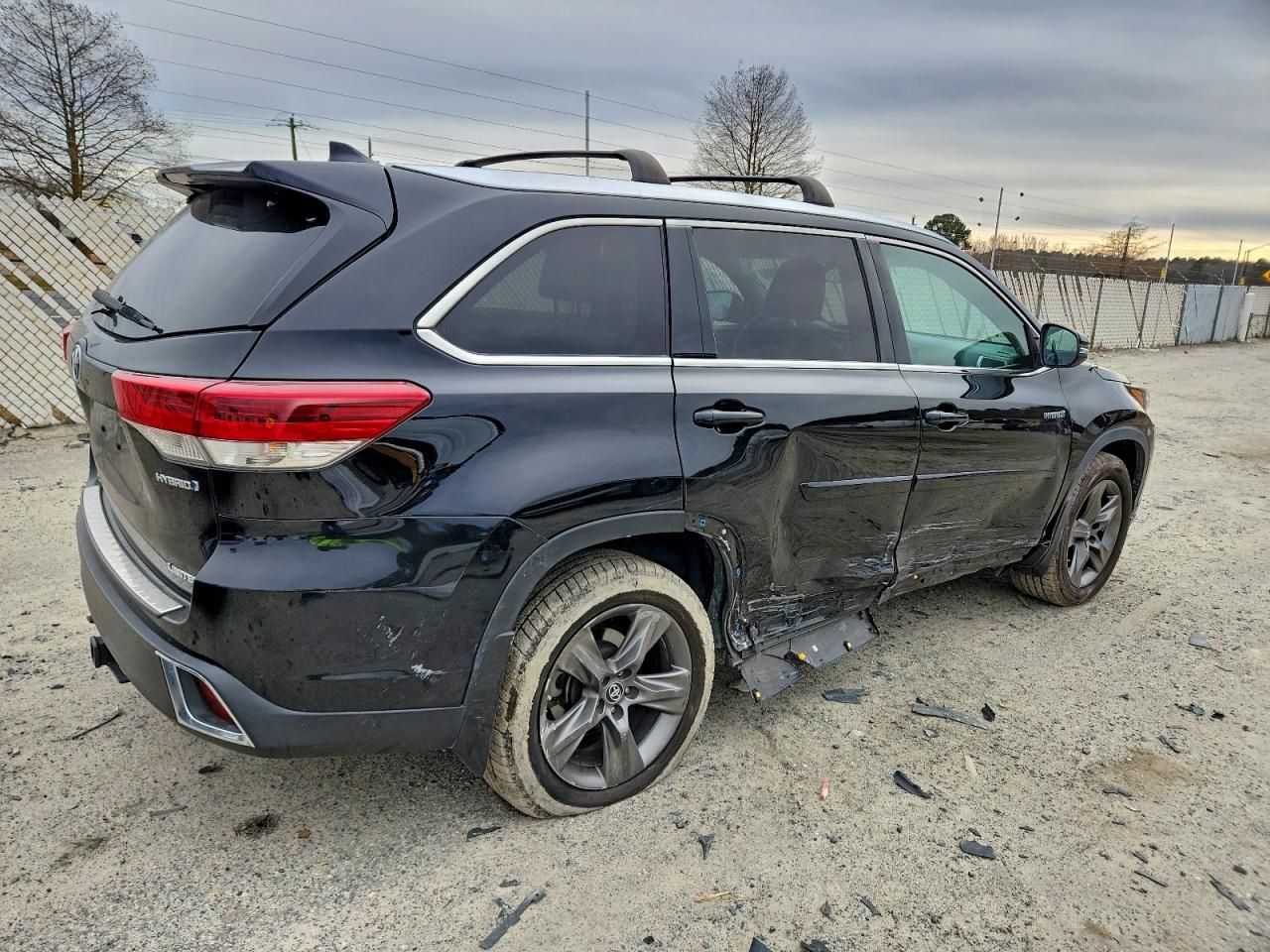 2019 TOYOTA HIGHLANDER HYBRID LIMITED photo 3