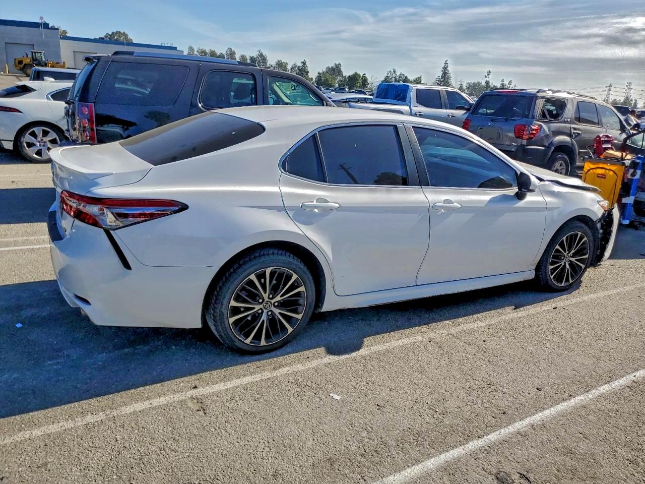 2018 TOYOTA CAMRY SE photo 5