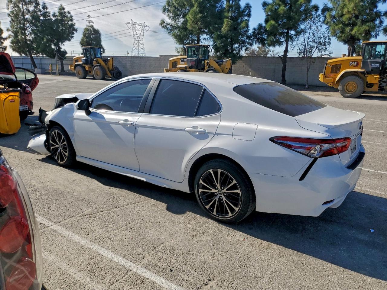 2018 TOYOTA CAMRY SE photo 3