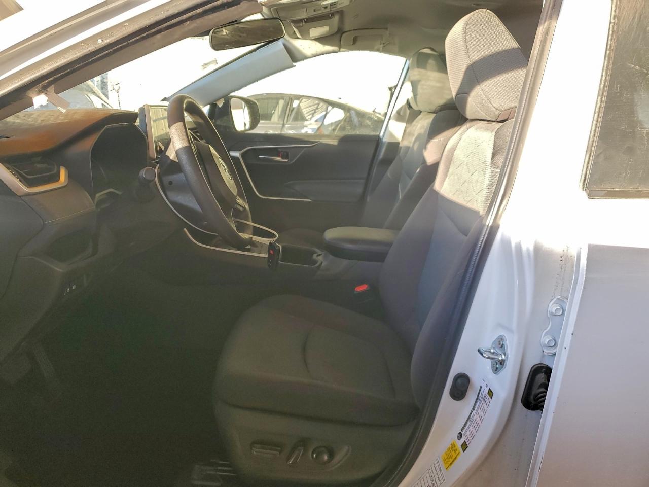 2025 TOYOTA RAV4 XLE photo 13