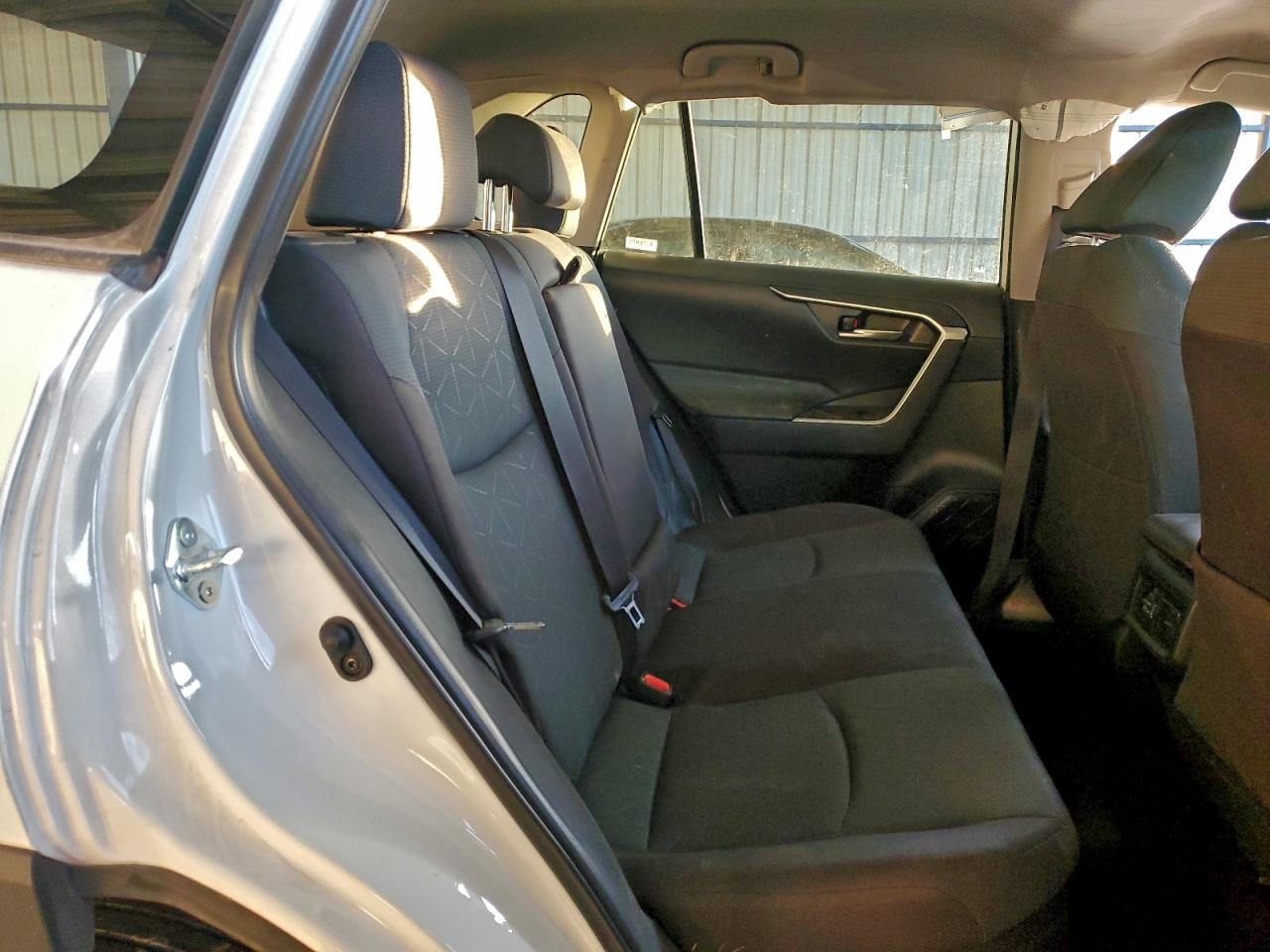 2025 TOYOTA RAV4 XLE photo 21