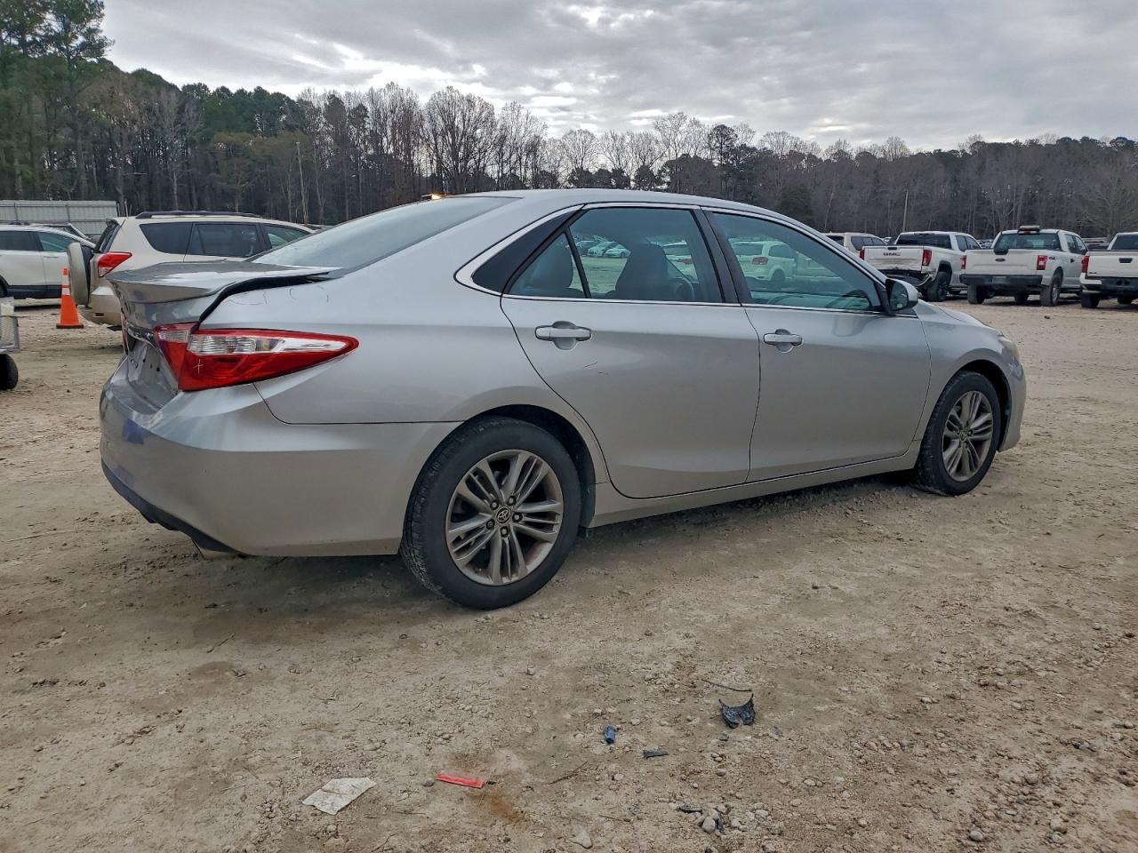 2016 TOYOTA CAMRY LE photo 3