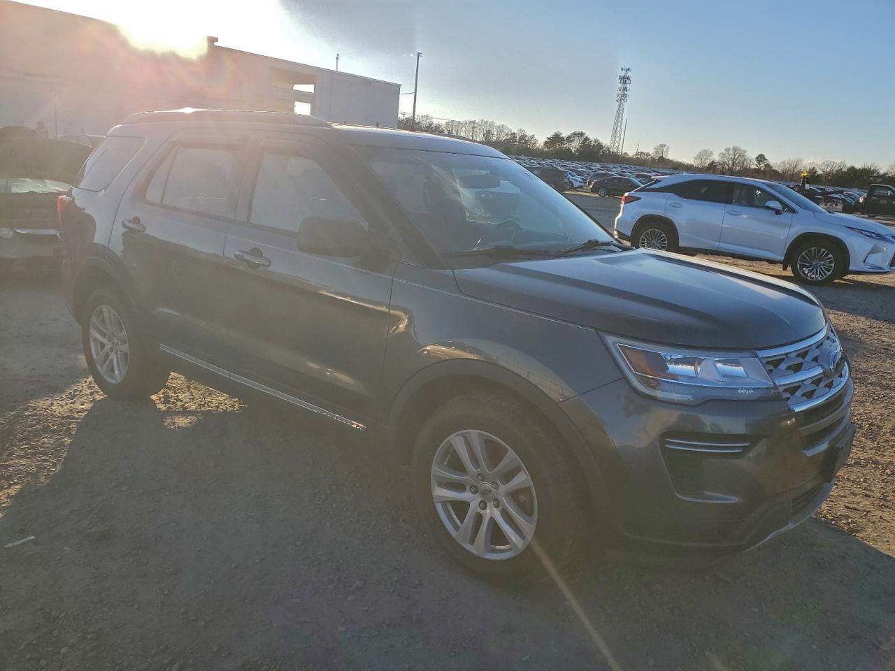 2019 FORD EXPLORER XLT photo 4