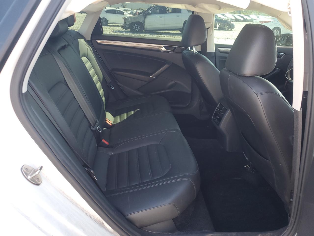 2018 VOLKSWAGEN PASSAT SEL PREMIUM photo 19