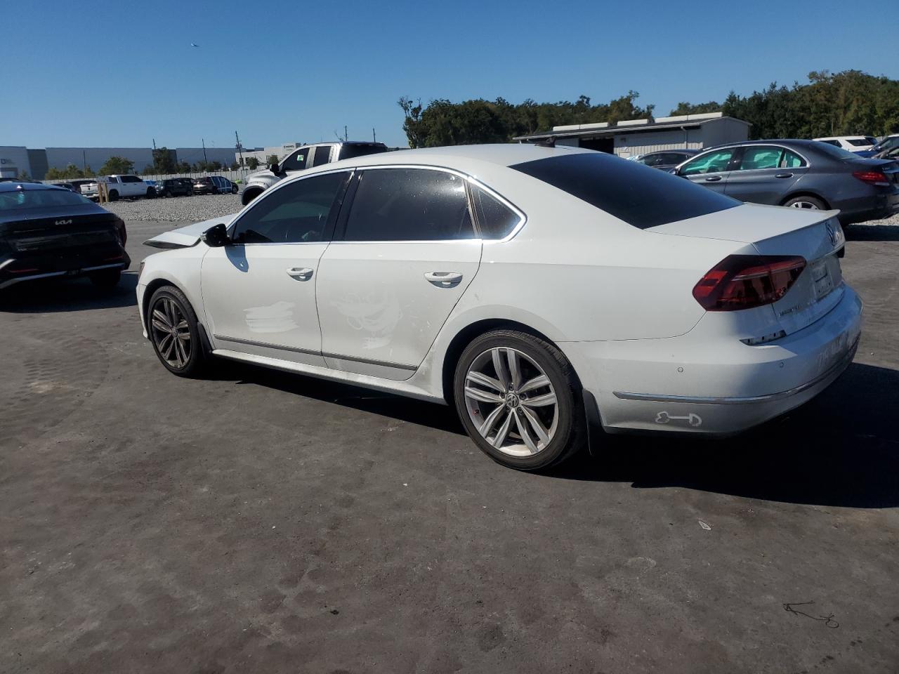 2018 VOLKSWAGEN PASSAT SEL PREMIUM photo 3