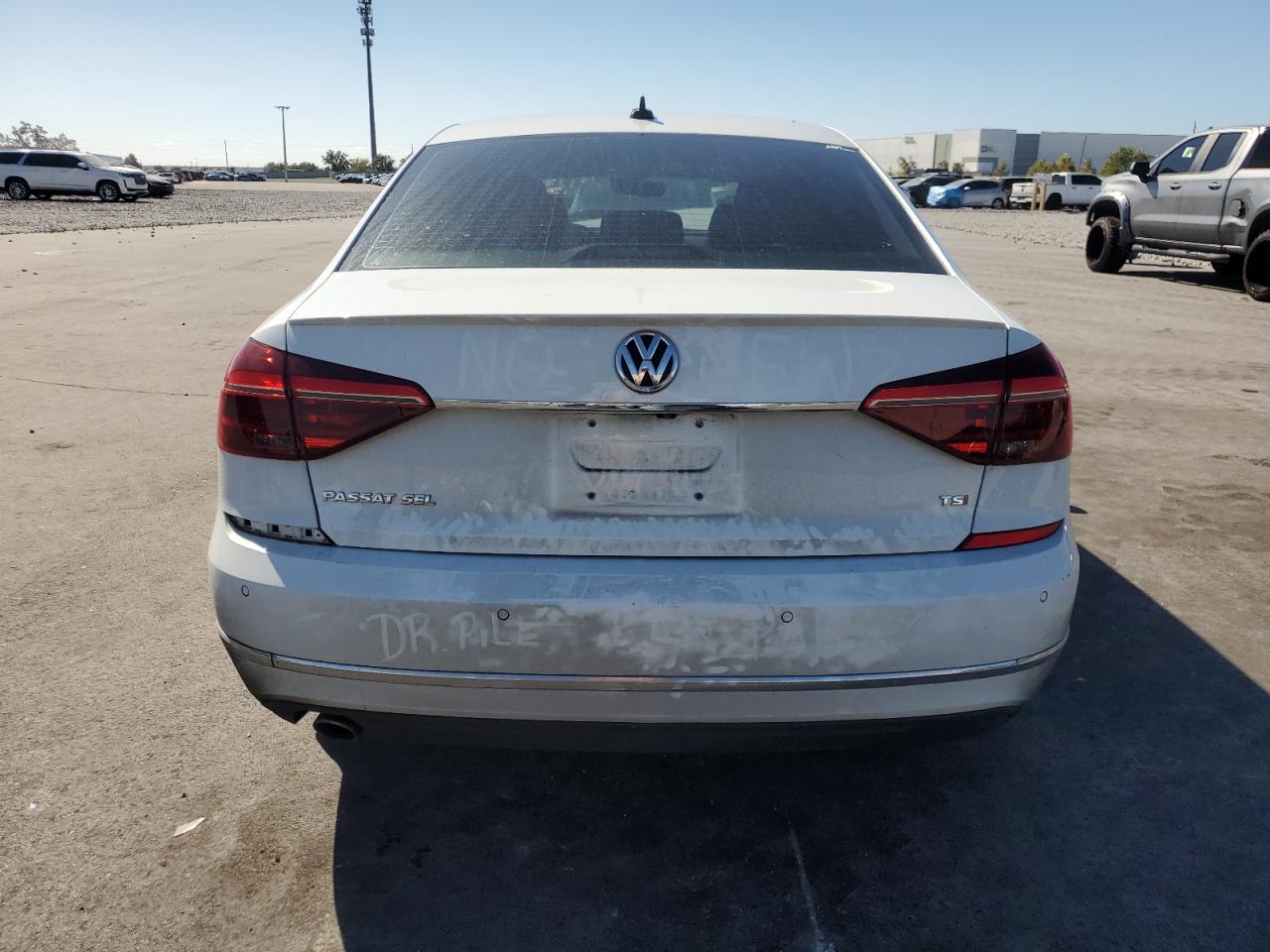 2018 VOLKSWAGEN PASSAT SEL PREMIUM photo 11