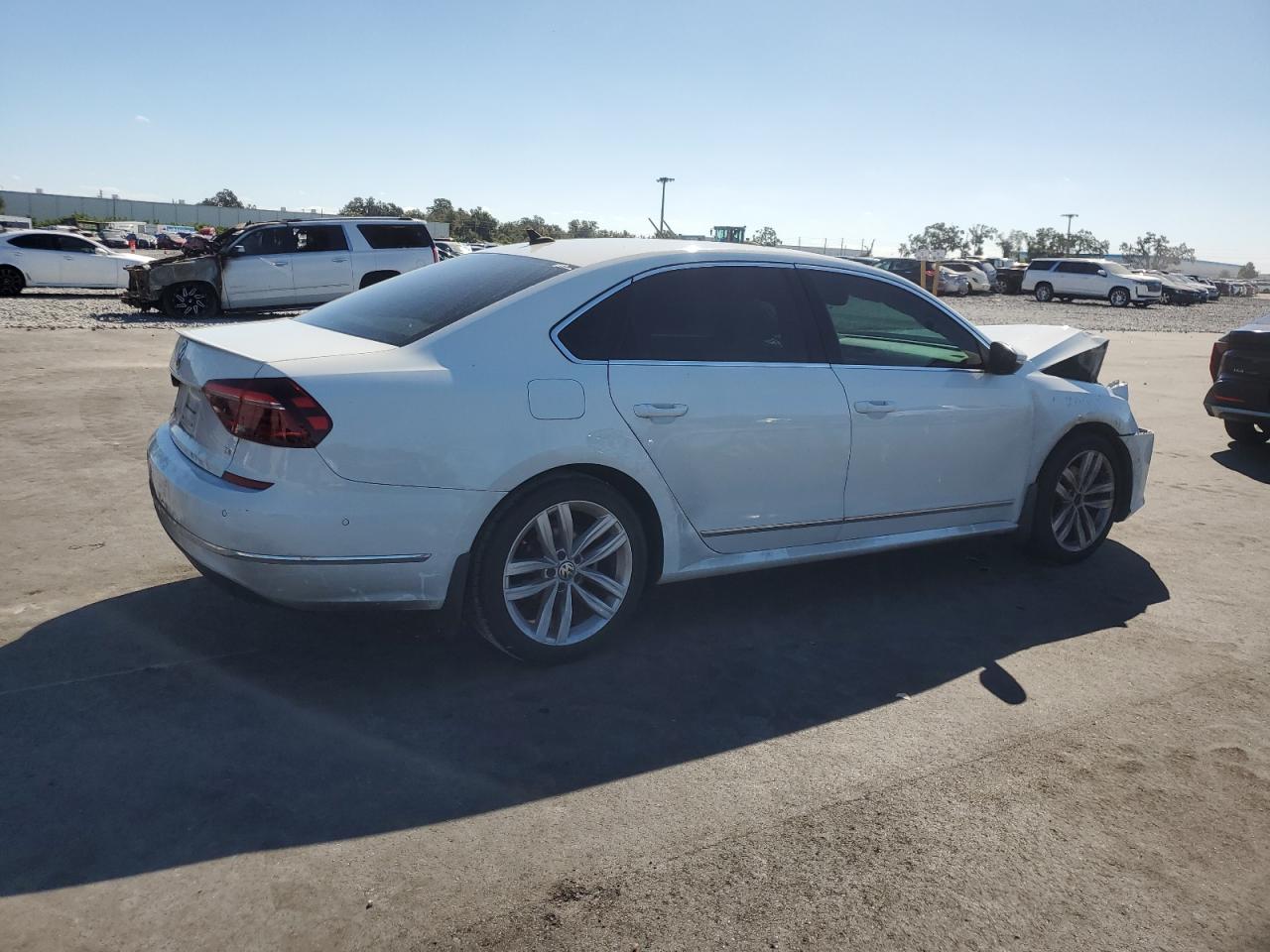 2018 VOLKSWAGEN PASSAT SEL PREMIUM photo 5