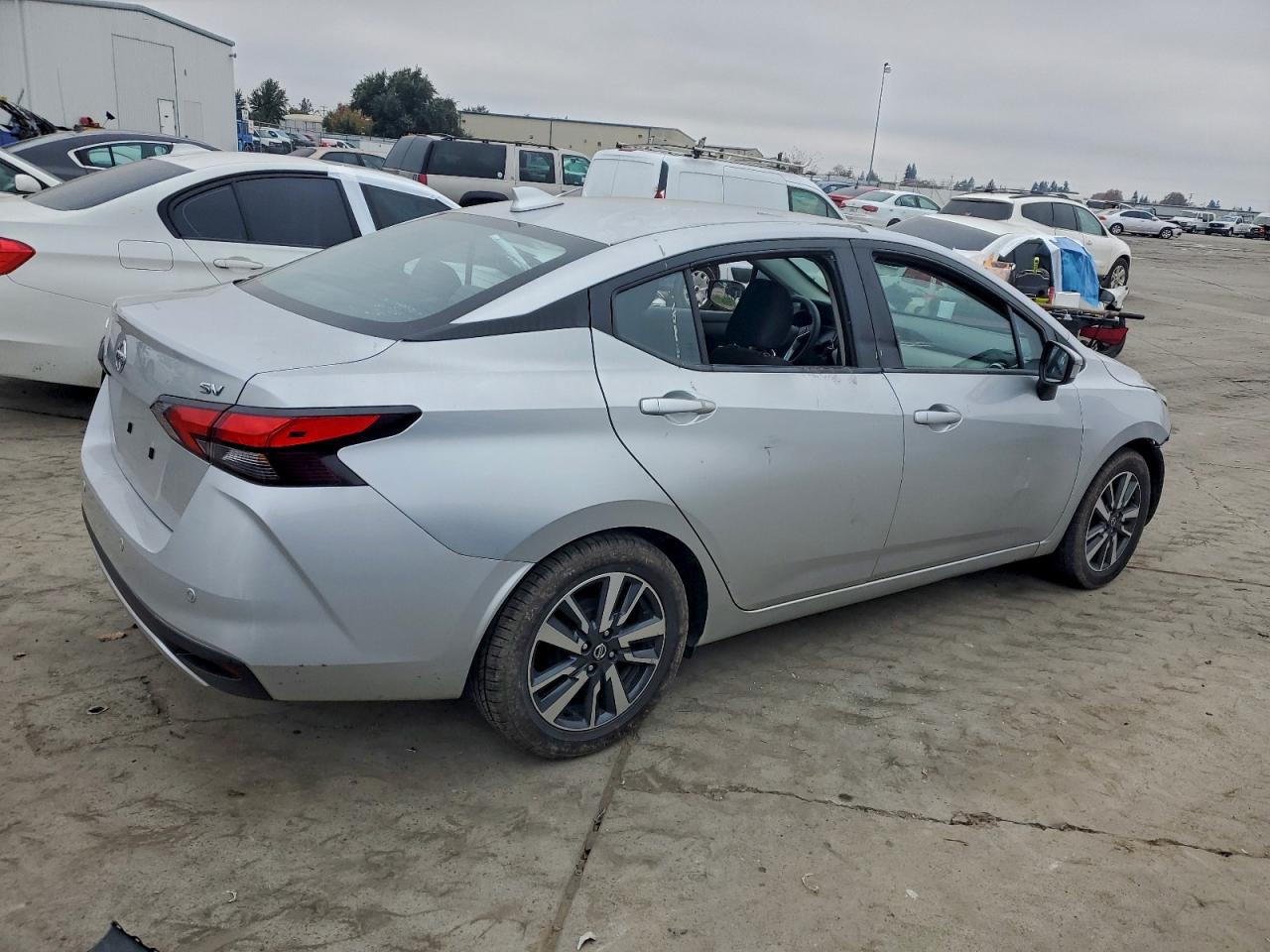 2021 NISSAN VERSA SV photo 3