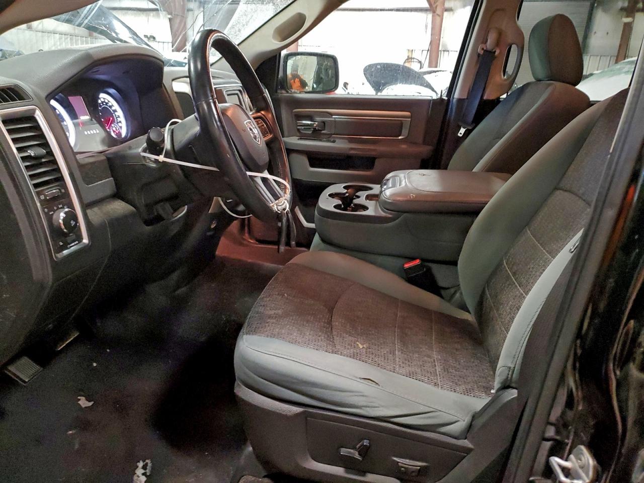 2015 RAM 1500 SLT photo 13