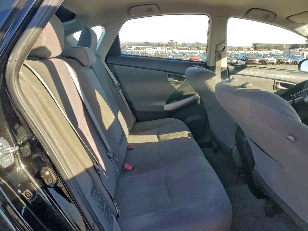 2015 TOYOTA PRIUS photo 28