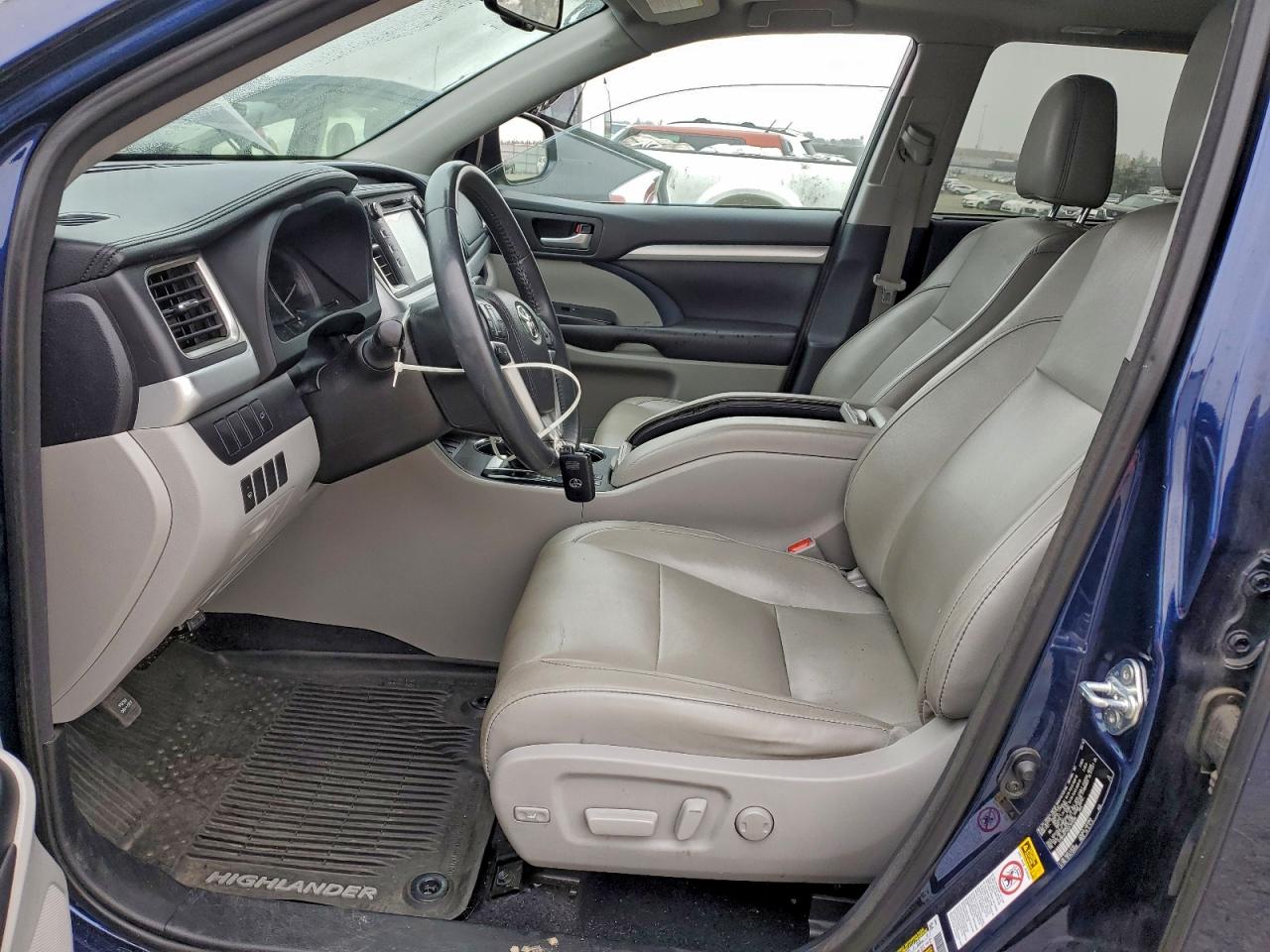 2016 TOYOTA HIGHLANDER XLE photo 13