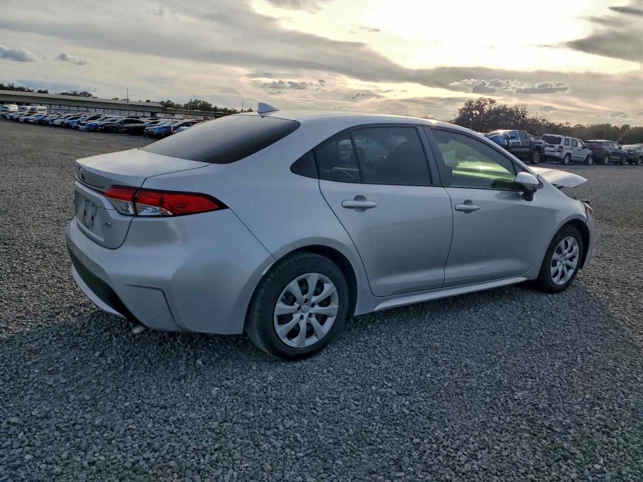 2022 TOYOTA COROLLA LE photo 3