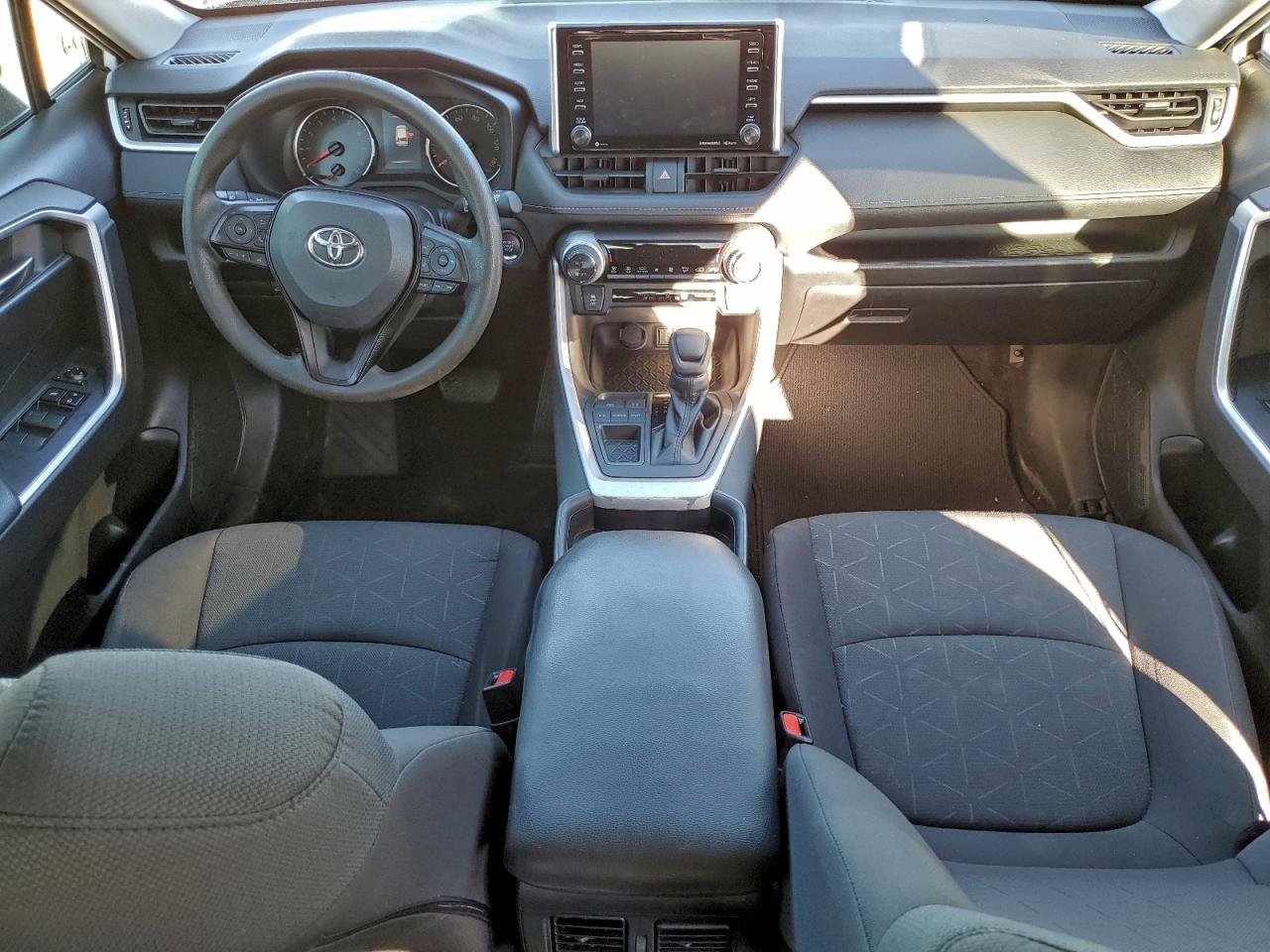 2021 TOYOTA RAV4 XLE photo 8