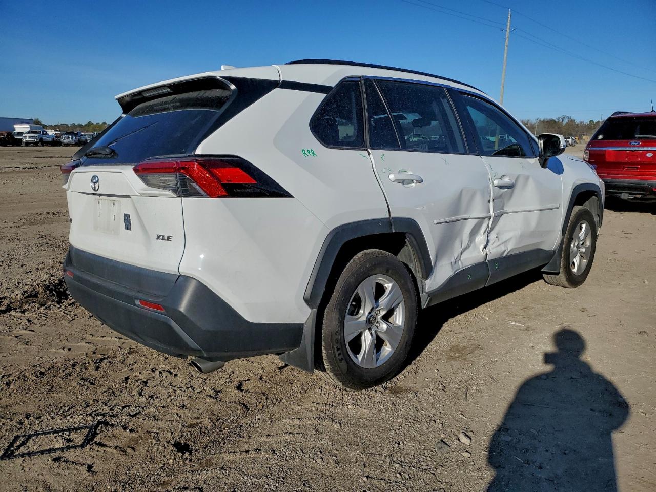 2021 TOYOTA RAV4 XLE photo 3