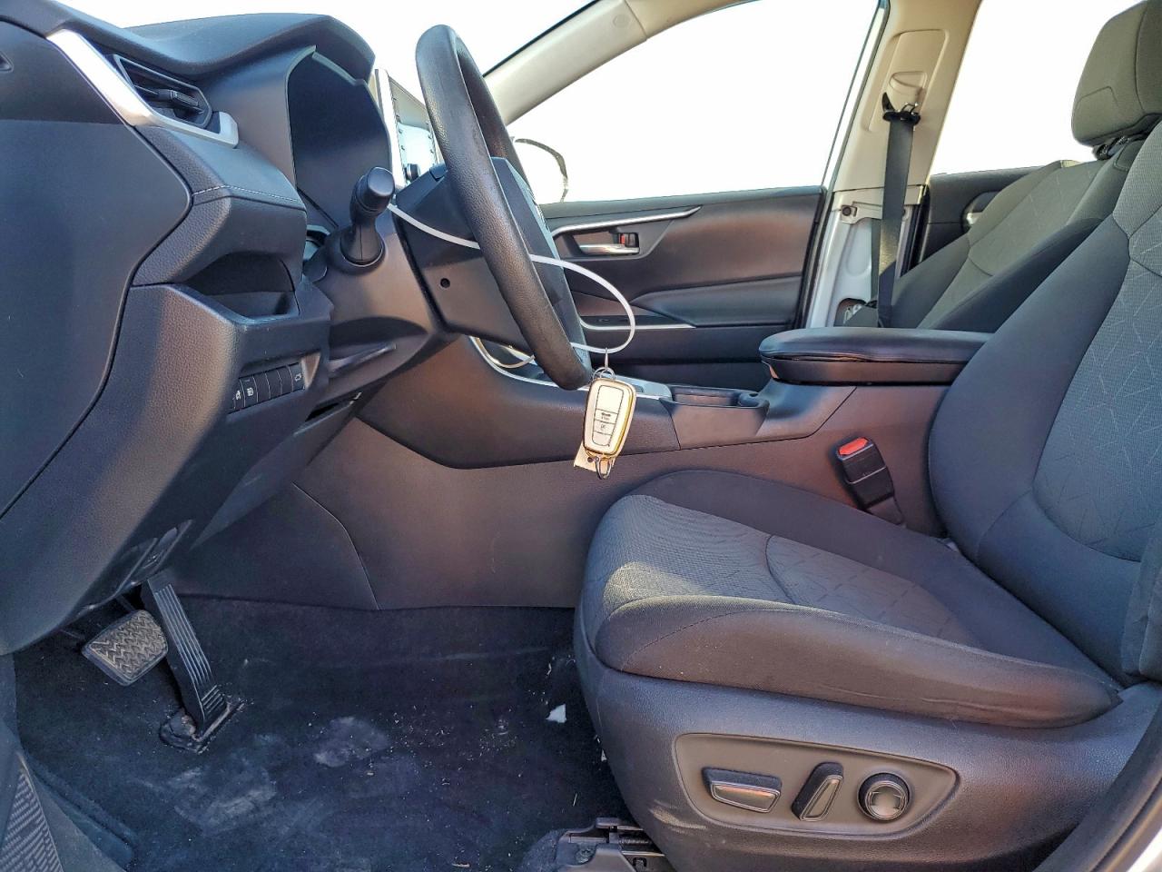 2021 TOYOTA RAV4 XLE photo 7