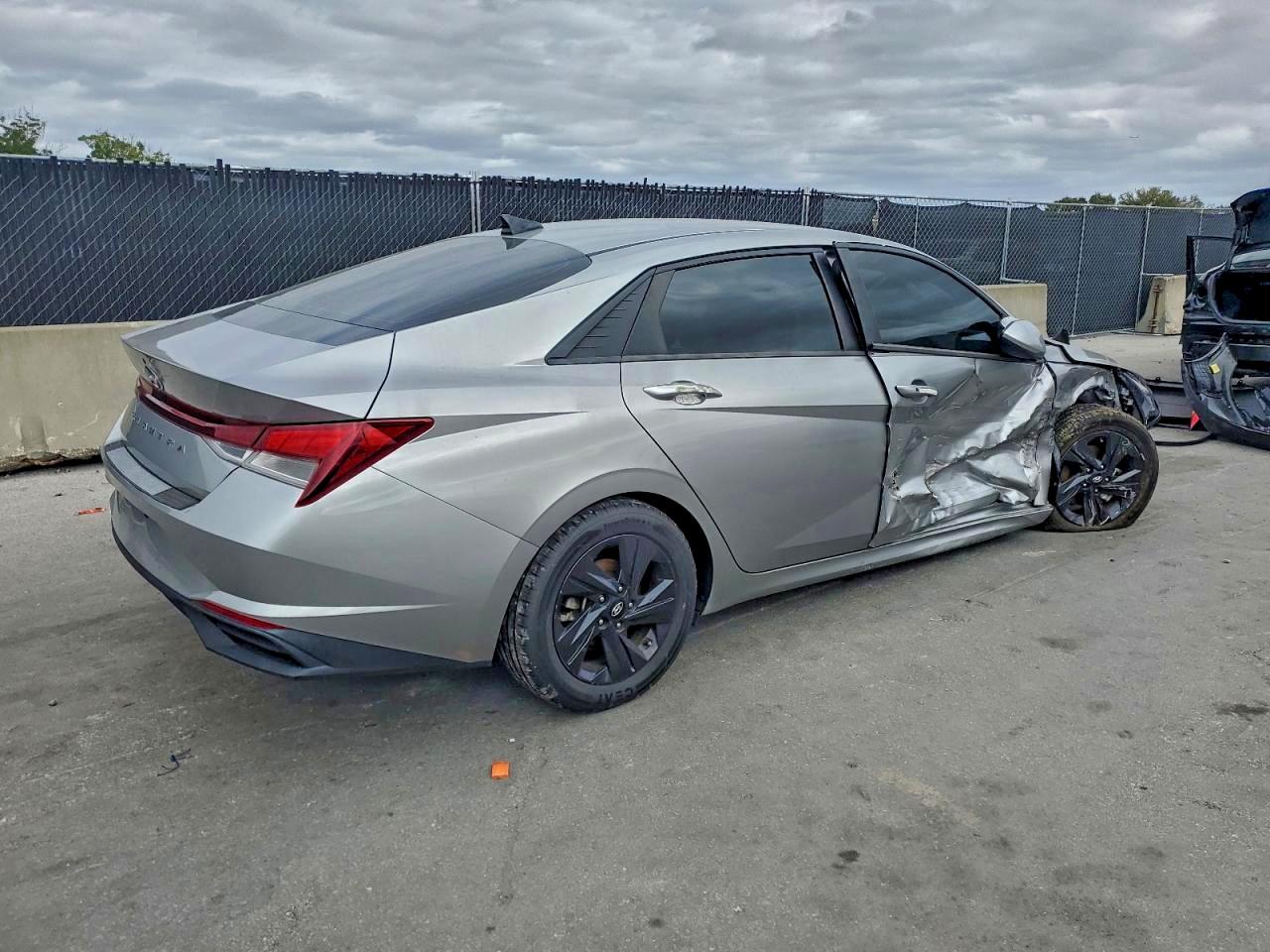 2022 HYUNDAI ELANTRA SEL photo 3